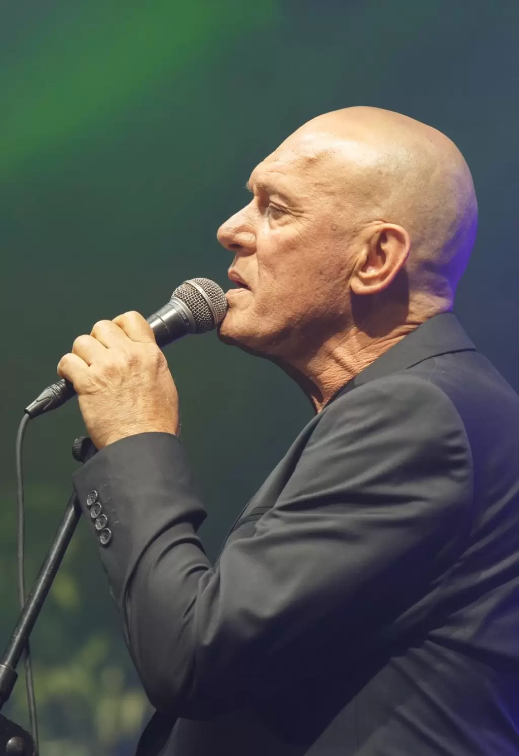  בגלל הרוח - מחזמר על פי שיריו ובהשתתפותו של שלומי שבת | הזמנת כרטיסים